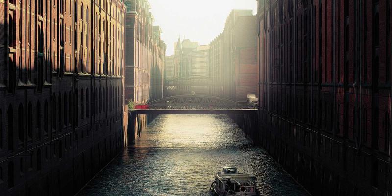 精密加工新高度：五轴联动数控加工中心如何重塑复杂曲面模具制造